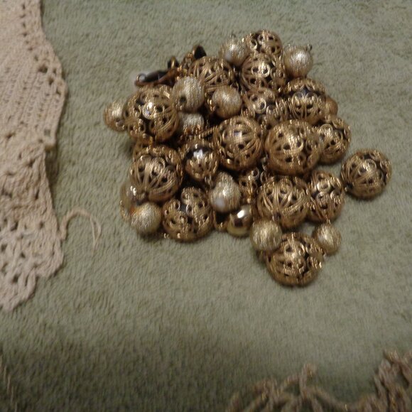 VINTAGE DOILYS RIBBON & JEWELRY PARTS AND BEADS ETC. LOT - Picture 4 of 13